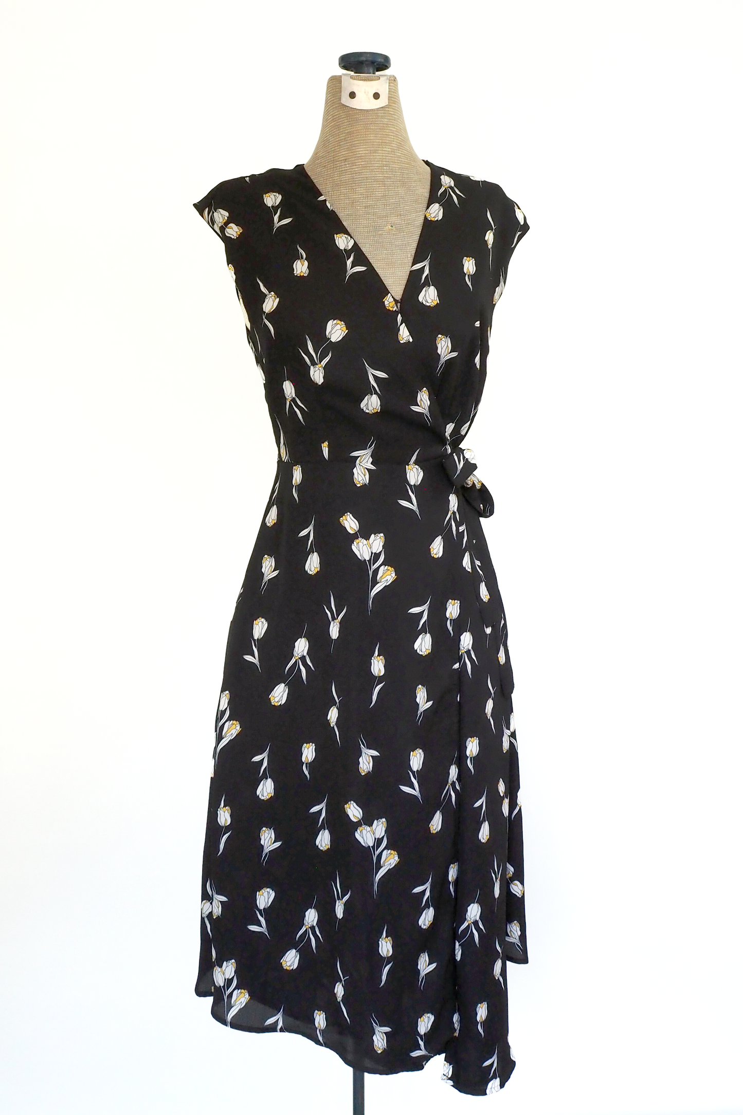 Banana Republic Tulip Wrap Dress Isom Vintage Banana Republic Tulip Wrap Dress Isom Vintage